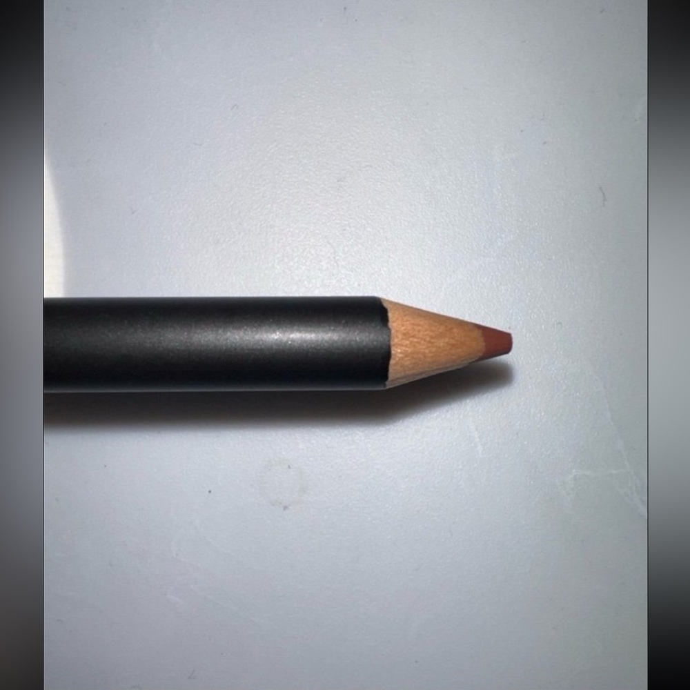 MAC *ORIGINAL* Hover Lip Pencil - Picture 2 of 4
